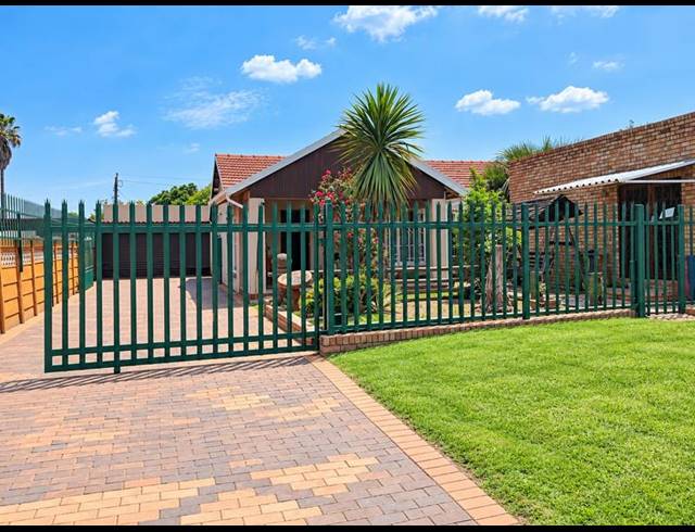 4 BEDROOM HOUSE FOR SALE IN VAN DYK PARK